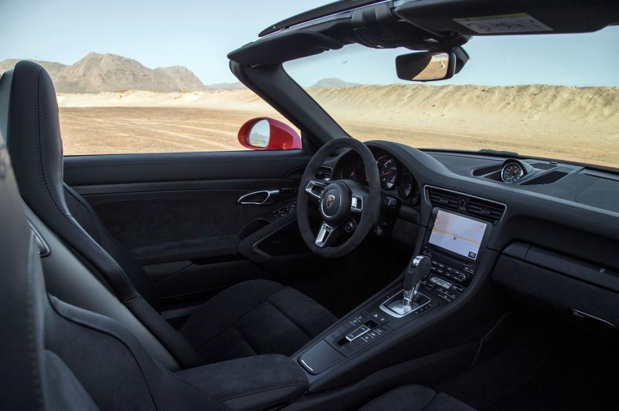 Интерьер Porsche 911 Targa 4 GTS 2017 года  (WW) (фото 6 из 31)
